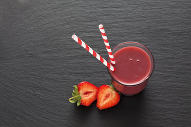 Glass of strawberry smoothie and sliced strawberry - CSF025974