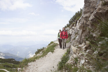 Deutschland, Bayern, Paar beim Wandern am Osterfelderkopf - RBF003020