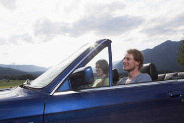 Deutschland, Bayern, glückliches Paar in einem Cabrio - RBF003027