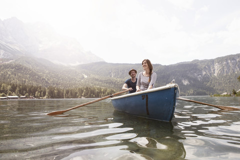 Deutschland, Bayern, Eibsee, Paar im Ruderboot auf dem See, lizenzfreies Stockfoto