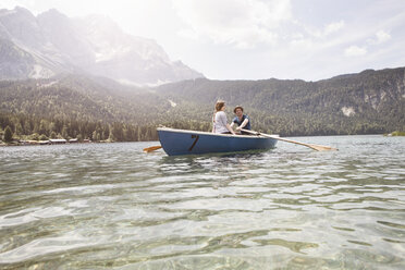 Deutschland, Bayern, Eibsee, Paar im Ruderboot auf dem See - RBF003037