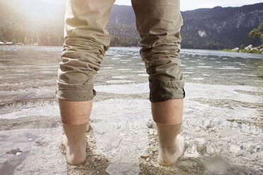 Deutschland, Bayern, Eibsee, Mann steht im See - RBF003045