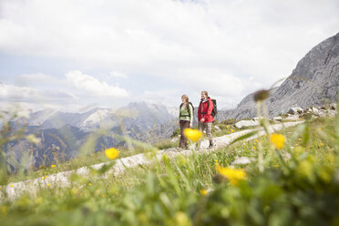 Germany, Bavaria, couple hiking at Osterfelderkopf - RBF003050