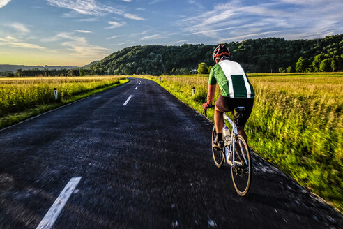 Deutschland, Bayern, Chiemgau, Rennradfahrer auf Tour - HAMF000055