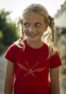 Porträt eines lächelnden kleinen Mädchens mit Zöpfen - MGOF000395