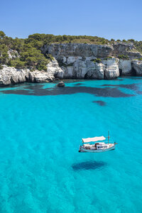 Spanien, Balearische Inseln, Menorca, Blick auf Cala Macarelleta - MGOF000365