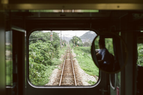 Japan, Okayama, Blick durch das Fenster eines Nahverkehrszugs - FL001196