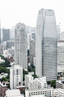 Japan, Tokio, Blick auf Wolkenkratzer - FL001159