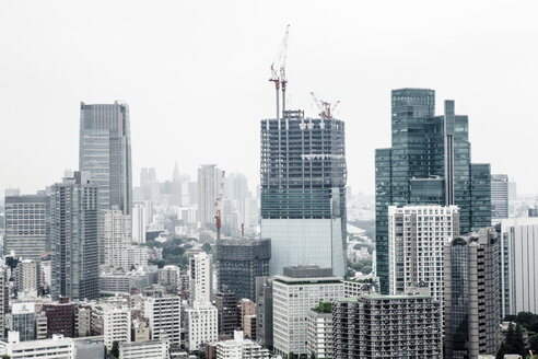 Japan, Tokio, Blick auf die Baustelle eines Wolkenkratzers - FL001160