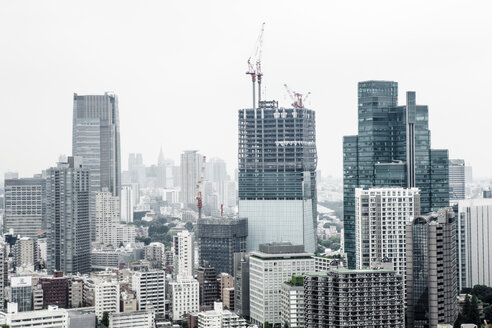Japan, Tokyo, view to construction site on skyscraper - FL001160