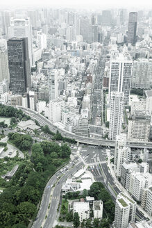 Japan, Tokio, Stadtbild mit Hauptverkehrsstraßen - FL001164