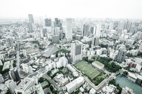 Japan, Tokio, Stadtbild mit Fußballplatz - FL001170