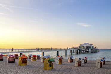 Deutschland, Niendorf, Blick auf Timmendorfer Strand mit vermummten Strandkörben und Seebrücke - PUF000405