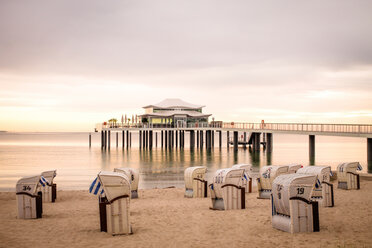 Deutschland, Niendorf, Blick auf Timmendorfer Strand mit vermummten Strandkörben und Seebrücke - PUF000407