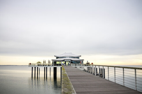 Deutschland, Niendorf, Blick auf Seebrücke mit Teehaus - PUF000404