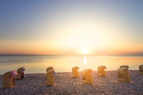 Deutschland, Niendorf, Blick auf Timmendorfer Strand mit vermummten Strandkörben bei Sonnenaufgang - PUF000408