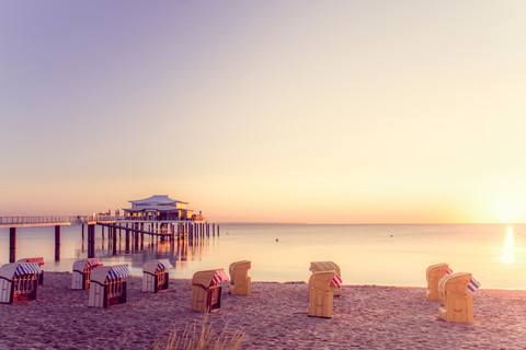 Deutschland, Niendorf, Blick auf Timmendorfer Strand mit vermummten Strandkörben und Seebrücke, lizenzfreies Stockfoto