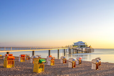 Deutschland, Niendorf, Blick auf Timmendorfer Strand mit vermummten Strandkörben und Seebrücke - PUF000410