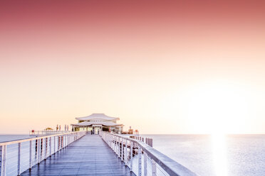 Germany, Niendorf, sea bridge with tea house at sunrise - PUF000411