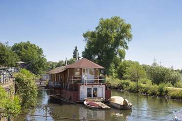 Deutschland, Hessen, Frankfurt-Hoechst, Hausboot auf der Nidda - SIE006670