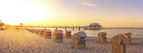 Deutschland, Niendorf, Blick auf Timmendorfer Strand mit vermummten Strandkörben und Seebrücke, lizenzfreies Stockfoto