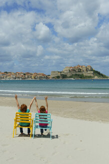 Korsika, Calvi, zwei Kinder in Strandkörben am Strand - LBF001158