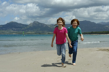 Frankreich, Korsika, Calvi, zwei Kinder laufen am Meer - LBF001157