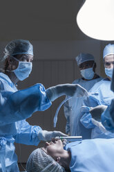 Chirurgisches Team bereitet den Patienten auf die Operation vor - ZEF007365