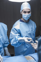 Chirurgisches Team bereitet den Patienten auf die Operation vor - ZEF007370