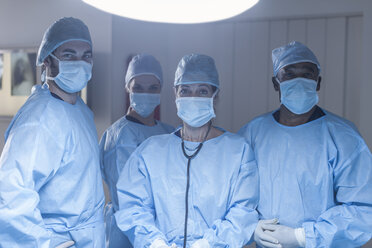 Portrait of surgical team wearing masks - ZEF007466