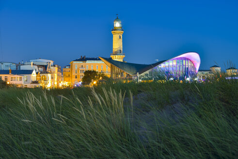 Deutschland, Mecklenburg-Vorpommern, Warnemünde, Restaurant Teepott und alter Leuchtturm in der Abenddämmerung - RJF000468