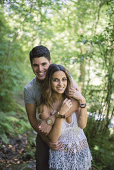 Porträt eines jungen Paares im Wald - RAEF000245