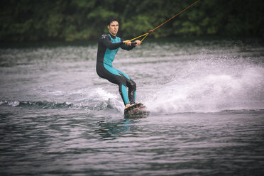 Junger Mann beim Wakeboarden - MADF000495