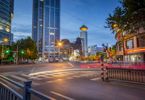 China, Shanghai, Kreuzung am Platz des Volkes in der Dämmerung, lizenzfreies Stockfoto