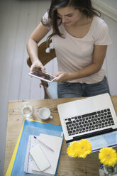 Junge Frau im Home Office mit digitalem Tablet - RIBF000142