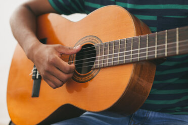 Hand eines Gitarre spielenden Mannes - EBSF000852