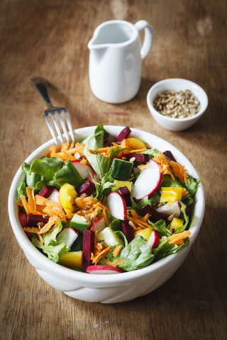 Gemischter Salat in Schale auf Holz, lizenzfreies Stockfoto