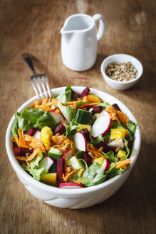 Gemischter Salat in Schale auf Holz - EVGF002032