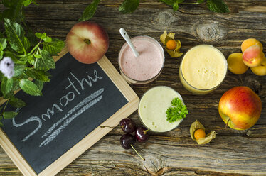 Kirsch-Smoothie, Aprikosen-Pfirsich-Smoothie, Petersilien-Minze-Smoothie und Früchte - ODF001187