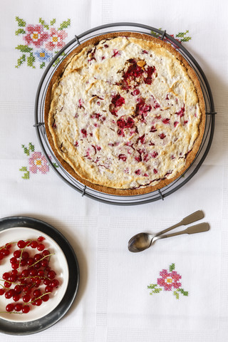 Vollkorn-Johannisbeerkuchen mit Marzipan und Honig-Meringue, lizenzfreies Stockfoto