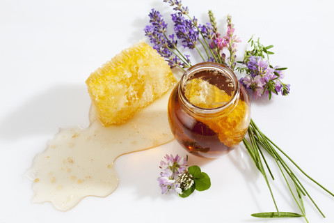 Glas Honig, Honigwaben und Wildblumen, lizenzfreies Stockfoto