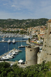 Frankreich, Korsika, Calvi, Blick von der Festung auf die Altstadt mit Hafen - LBF001164