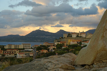 Frankreich, Korsika, Calvi, Abendlicht am Aussichtspunkt an der Route de Porto - LBF001166