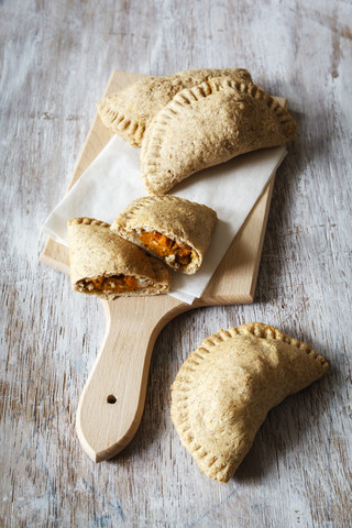 Gefülltes Gebäck aus Vollkornteig, gefüllt mit Süßkartoffeln und Bohnen, lizenzfreies Stockfoto