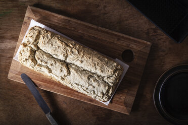 Selbstgebackenes Vollkornbrot, glutenfrei, Brotmesser auf Schneidebrett - EVGF002000