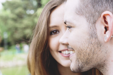 Porträt eines jungen Paares, das gemeinsam ein Gesicht baut - GEMF000299