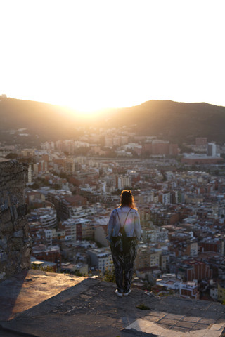 Spanien, Barcelona, Frau mit Blick auf die Aussicht vom Bunker del Carmel, lizenzfreies Stockfoto
