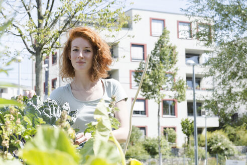 Junge Frau bei der Gartenarbeit, Urban Gardening - SGF001832