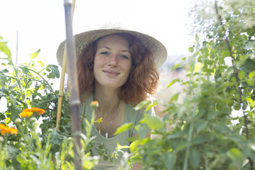 Junge Frau bei der Gartenarbeit, Urban Gardening - SGF001823