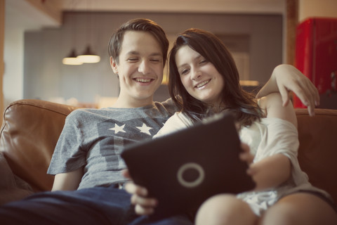 Teenagerpaar mit digitalem Tablet zu Hause, lizenzfreies Stockfoto